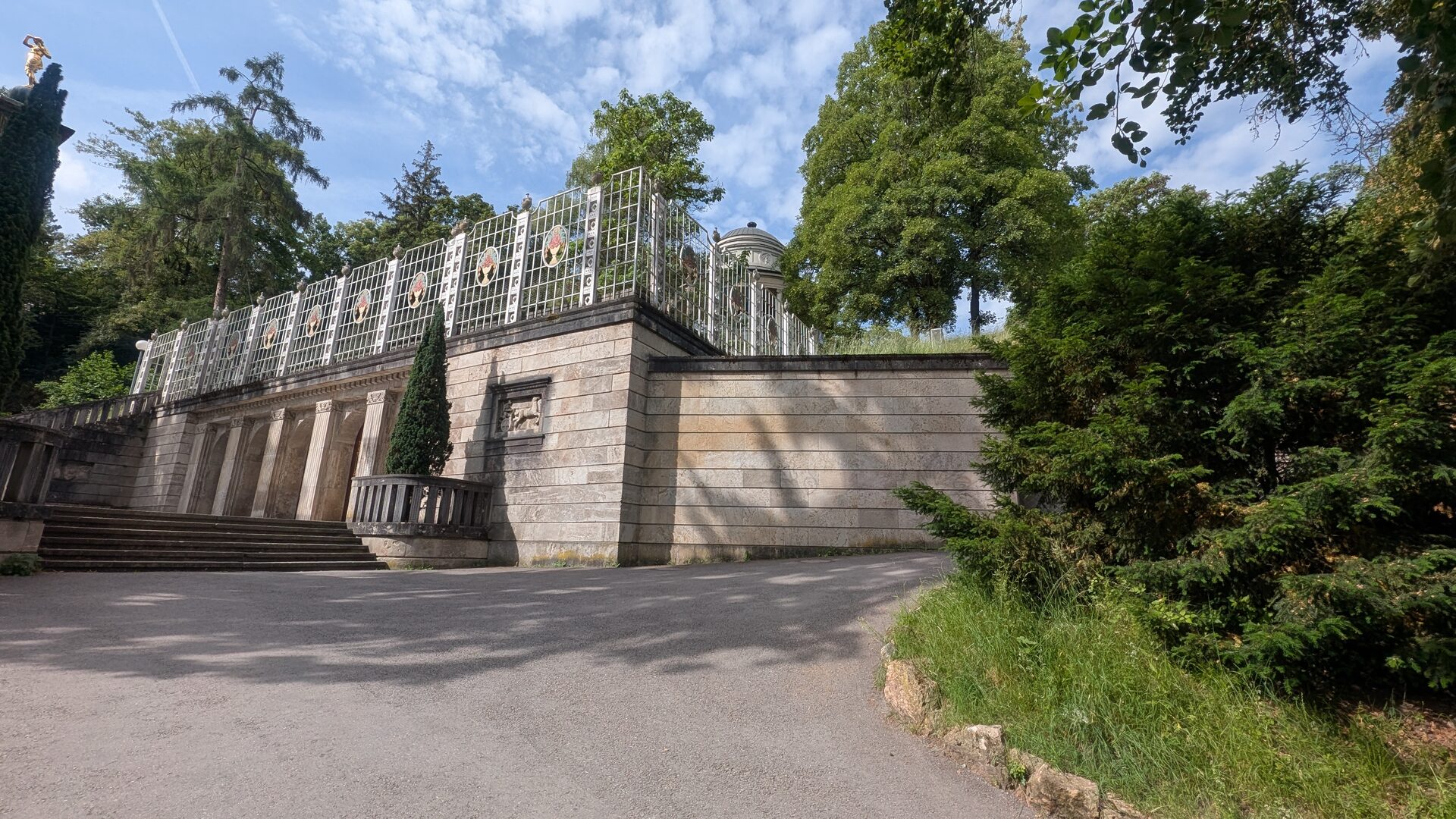 Der Marmorsaal im Weißenburgpark