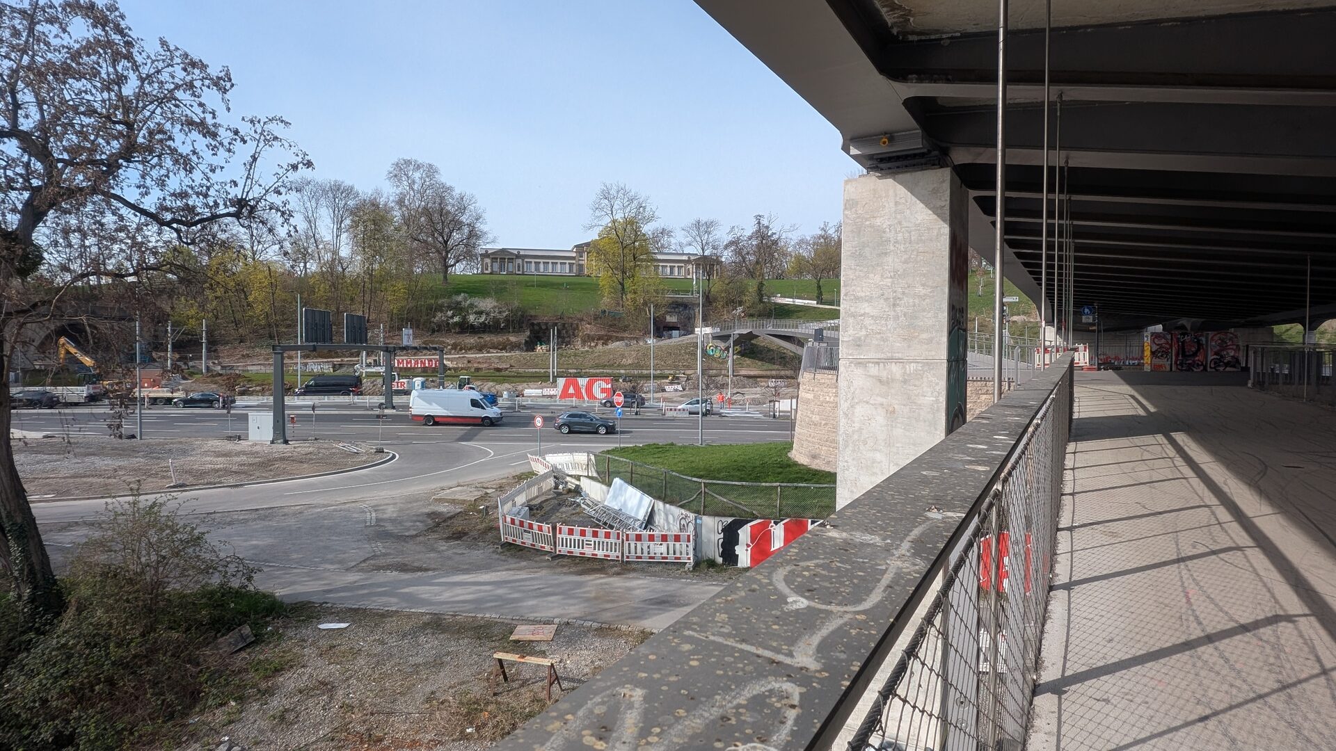 Tunnelportal und Brücke